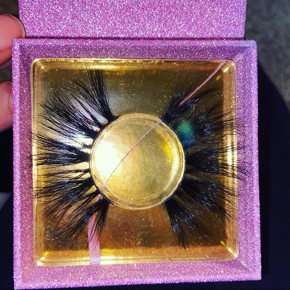 Lashes - Picture 3 of 8